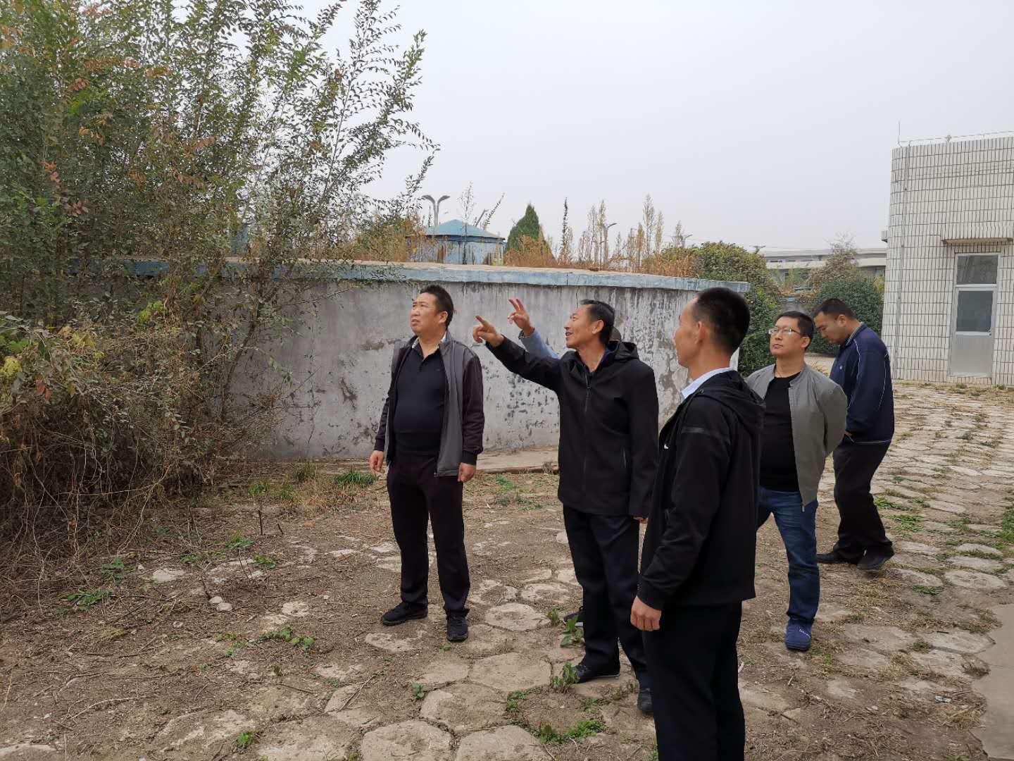 公司總經(jīng)理王建人在供水、污水生產(chǎn)一線開展風(fēng)險隱患排查 (1).jpg